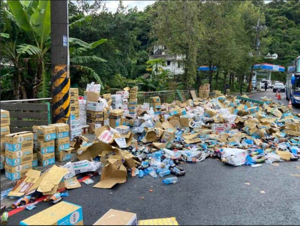 基隆聯結車門未鎖！500箱飲料泡麵灑滿路-民眾搶撿司機急制止