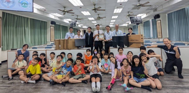 中油煉製事業部捐贈再生電腦，助學童跨越數位鴻溝