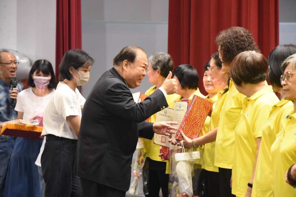 ▲澎湖縣長陳光復頒獎表揚導護志工。