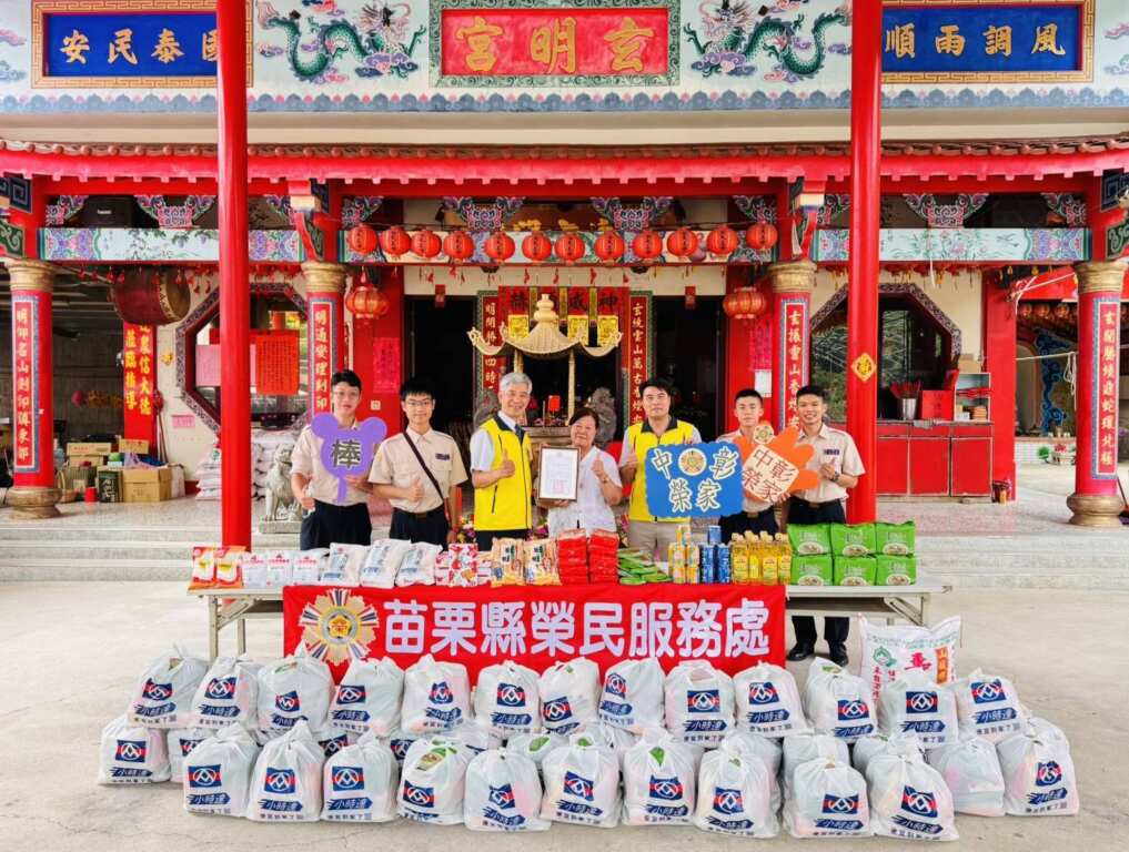 ▲中彰榮家家主任呂德義(左3)致贈感謝狀,玄明宮宮主薛戴秋蘭(左4)。(中彰榮家提供)