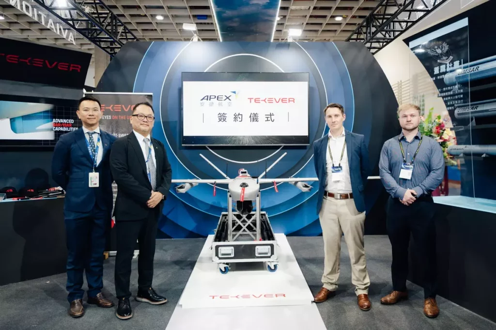 左２為安捷航空董事長高健祐，右２為TEKEVER國防事業副總監Scott Mcclelland，雙方18日於國防航太展上簽署合作協議。