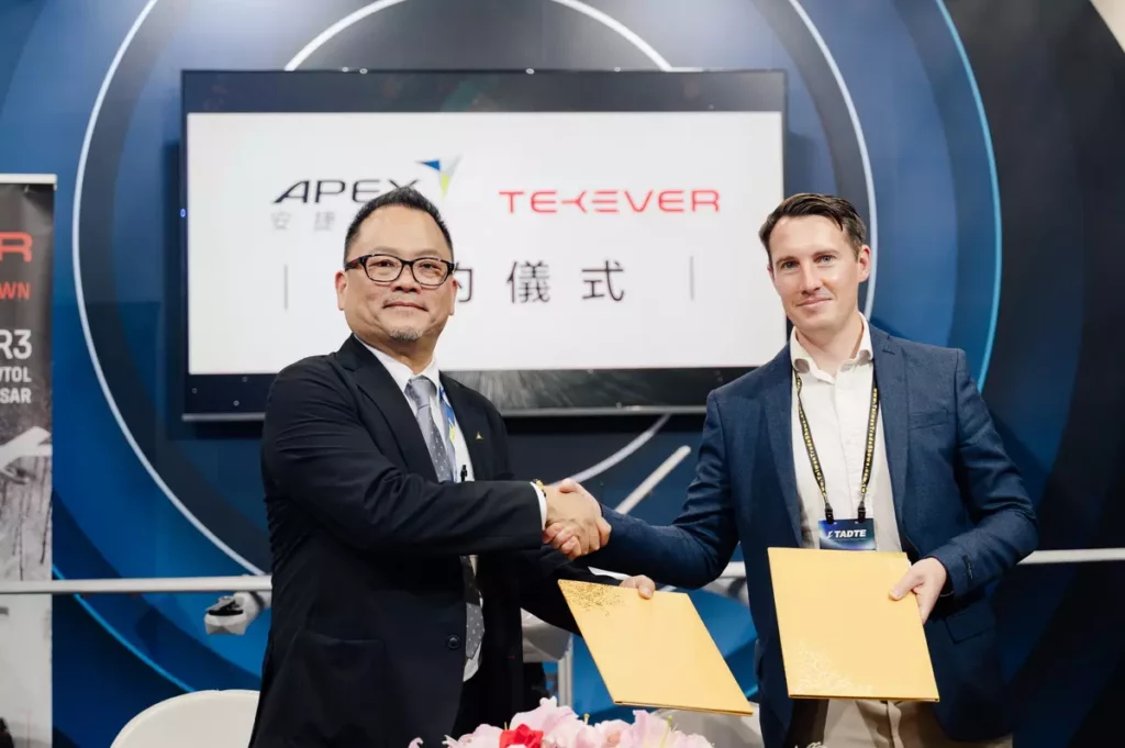 _安捷航空董事長高健祐（左）與TEKEVER國防事業副總監Scott Mcclelland（右），雙方18日於國防航太展上簽署合作協議。