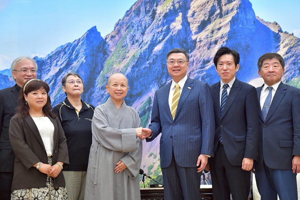 釋昭慧嘆普發1萬拖入更深共業中 卓榮泰:聽到民間另一種思考 218 釋昭慧嘆普發1萬拖入更深共業中 卓榮泰:聽到民間另一種思考 217