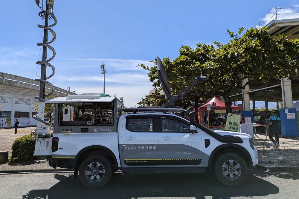 數發部展示低軌衛星及5G O-RAN行動車 強化緊急應變通訊能量 208 數發部展示低軌衛星及5G O-RAN行動車 強化緊急應變通訊能量 207