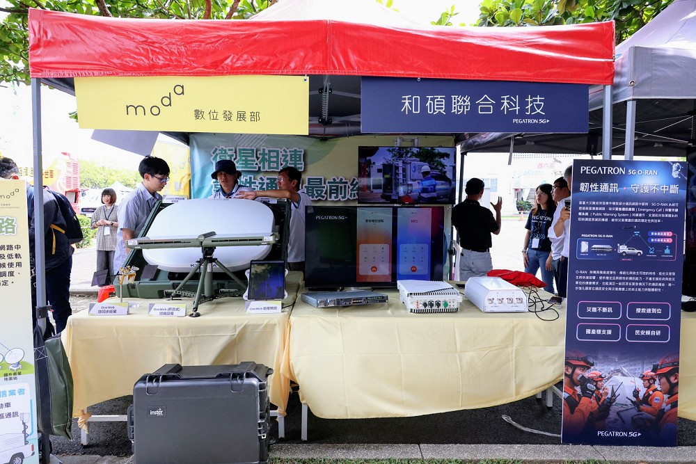 數發部展示低軌衛星及5G O-RAN行動車 強化緊急應變通訊能量 212 數發部展示低軌衛星及5G O-RAN行動車 強化緊急應變通訊能量 211