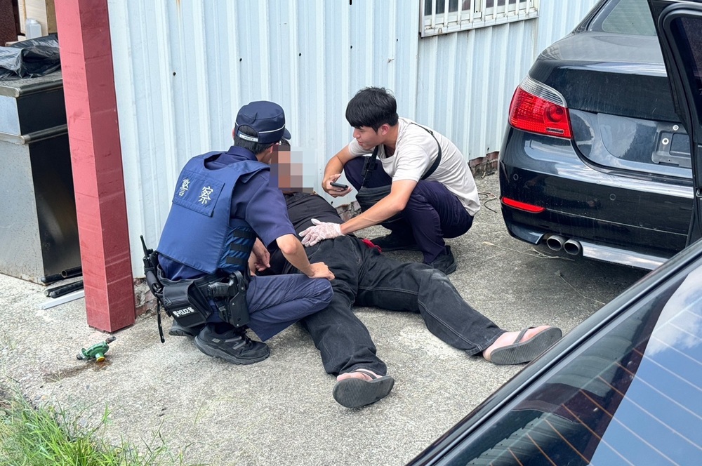 汽車內燒炭輕生 巡邏警急救人竟是通緝犯 218 cnews204250919a09