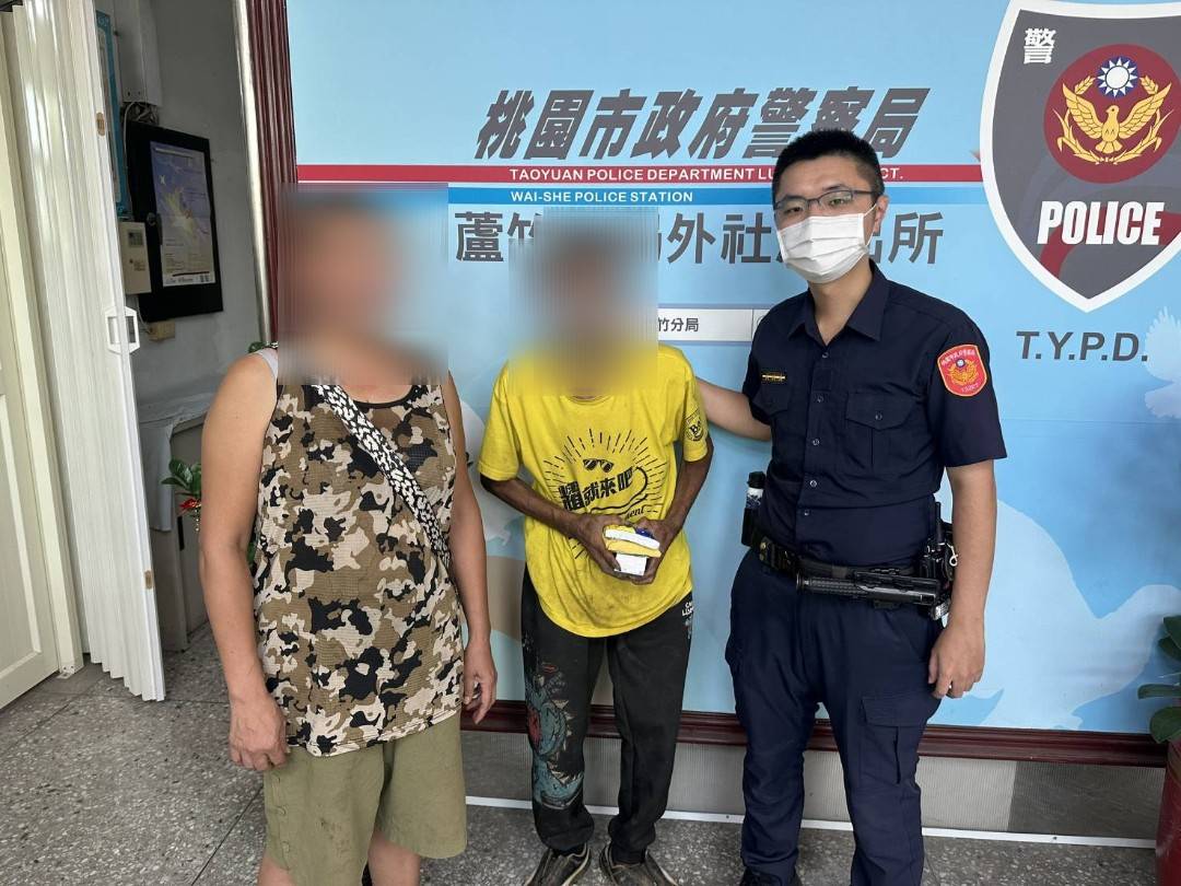 蘆竹失智翁外出未返家 警察在草叢發現他 687497