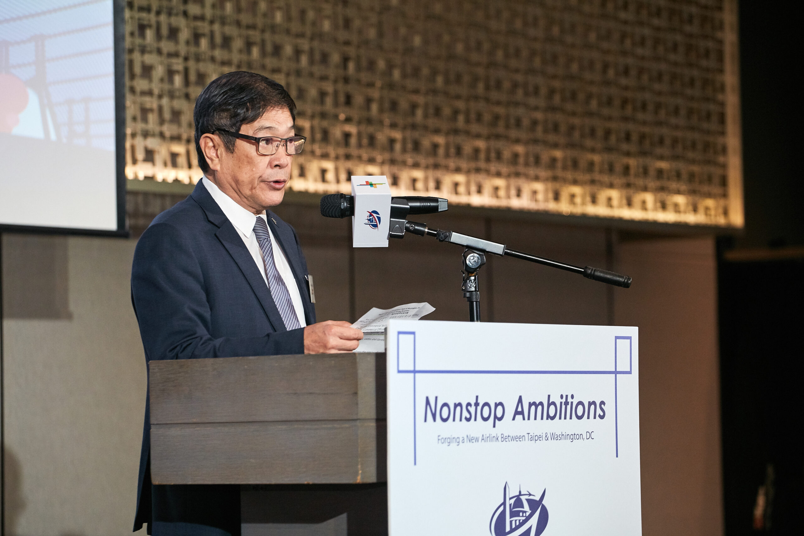 桃機、華盛頓機場締結姊妹機場 台美航空合作邁入新里程碑 2機場公司董事長楊偉甫表示,此次締結為未來開通桃園與華盛頓特區直飛航線奠定良好基礎。 scaled