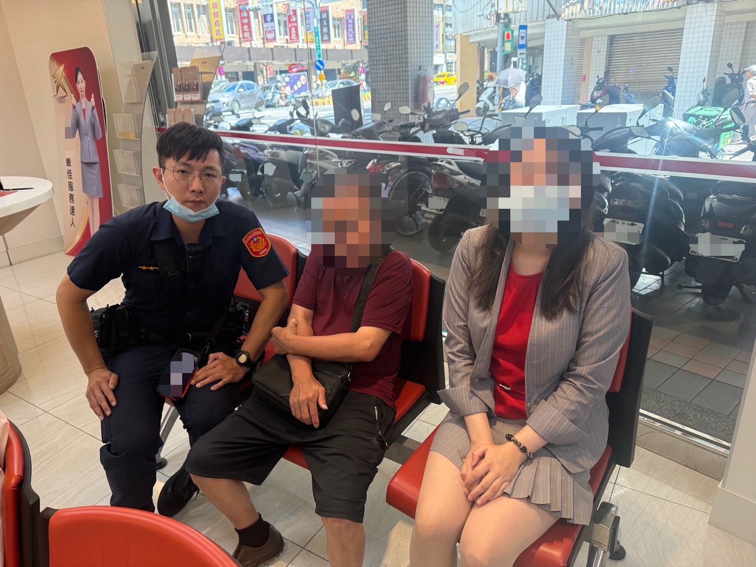三重警方及時攔阻保住老翁百萬存款。(記者李健興翻攝)