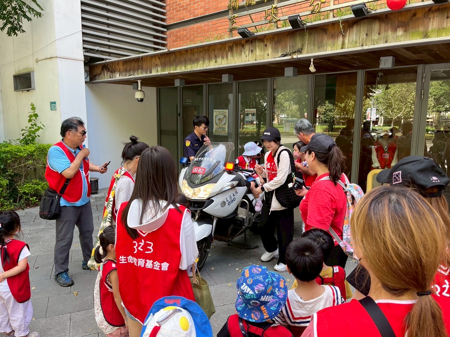 警用裝備體驗」及「婦幼安全教育」(圖/記者戴昱弘 翻攝)
