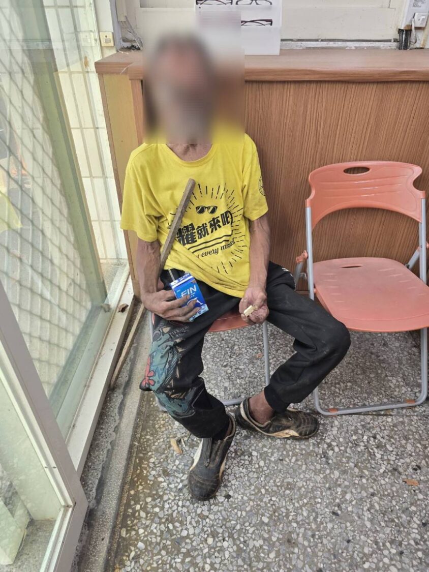員警尋獲老翁後將其帶回派出所，並提供飲品與小食，幫助老翁恢復體力。