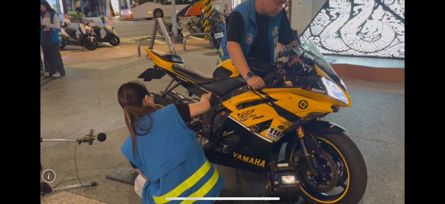 價值近70萬元的YAMAHA YZF大型重機,檢測結果高達110分貝,超標16分貝,當場被開罰3,600元。(記者翻攝)