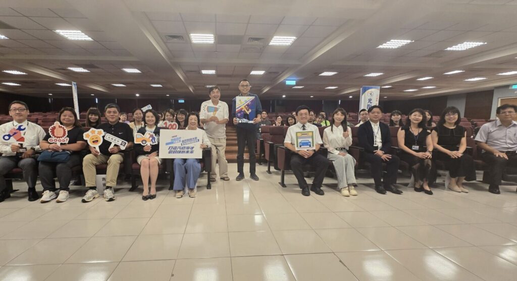 台積電慈善基金會張淑芬董事長與師生合影並互動交流,展現基金會對技職教育的高度重視。(圖/台積電慈善基金會 提供)