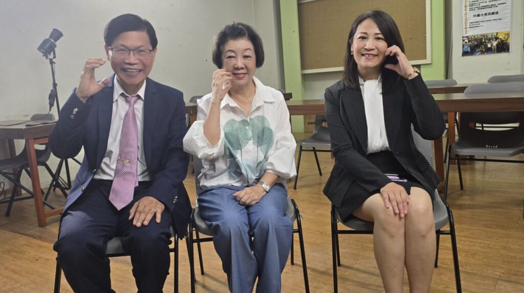 敏實科技大學曾信超校長(左),新竹縣教育局楊郡慈局長(右)與台積電慈善基會張淑芬董事長交流如何協助學生學以致用,展現一技之長。(圖/台積電慈善基金會 提供)