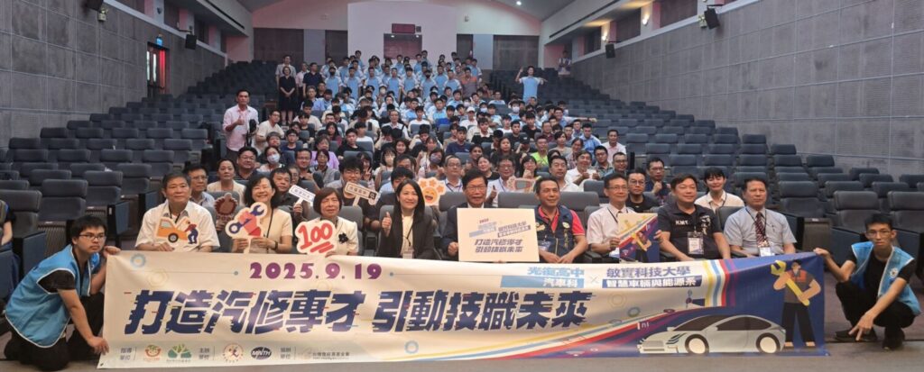 新竹縣教育局楊郡慈局長感謝台積電慈善基金會致力縮短學、用落差,協助學生學以致用,展現一技之長。(圖/台積電慈善基金會 提供)