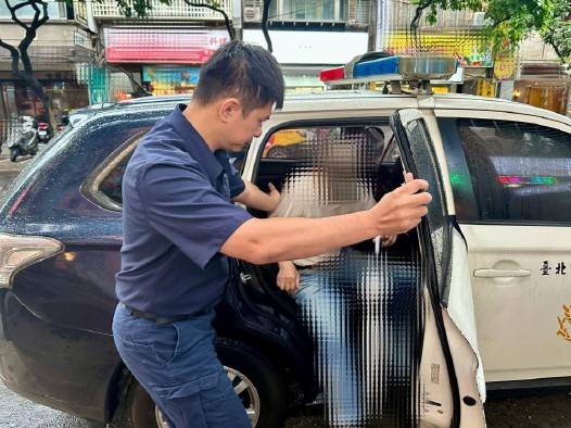 員警護送老翁平安返家