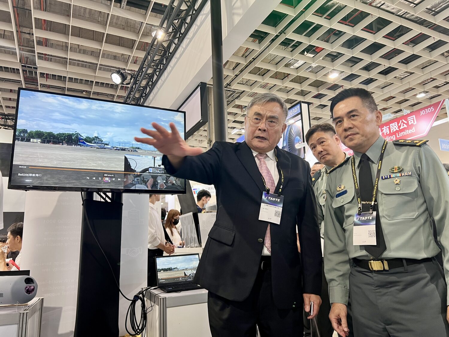 陸軍司令呂坤修上將親臨「臺北國際航太暨國防工業展」見證新式裝備。(記者/司徒 攝）