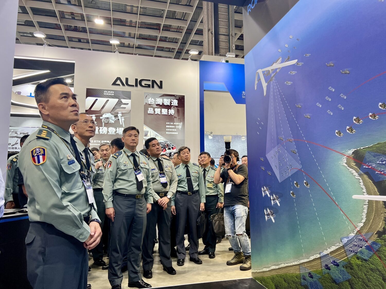 陸軍司令呂坤修上將參觀「臺北國際航太暨國防工業展」仔細聆聽新式裝備解說。(記者/司徒 攝）