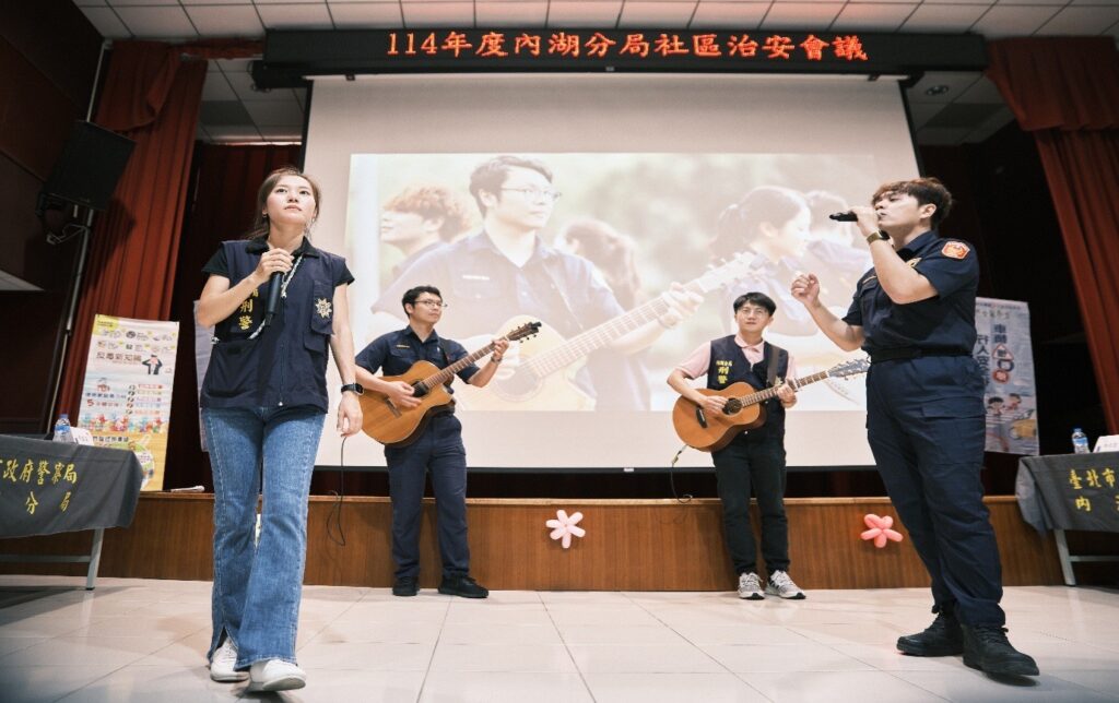 內湖波麗士獻唱自創曲「守護美好內湖」。(圖/記者薛秀蓮 翻攝)