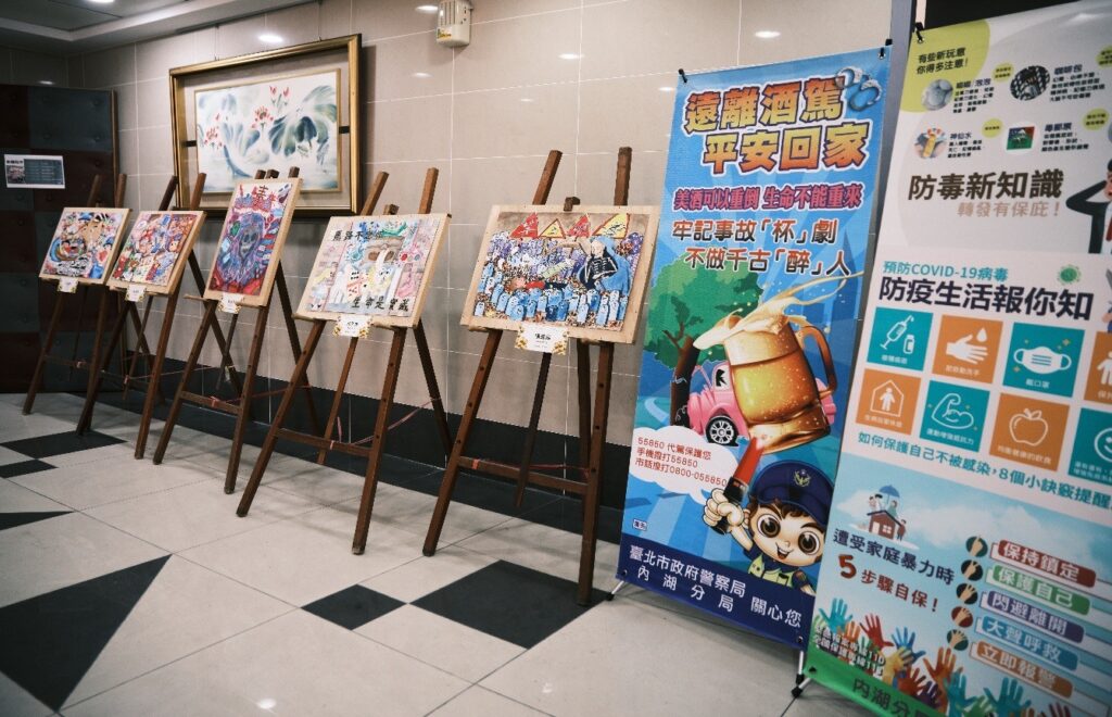繪畫得獎作品與宣導立牌。(圖/記者薛秀蓮 翻攝)
