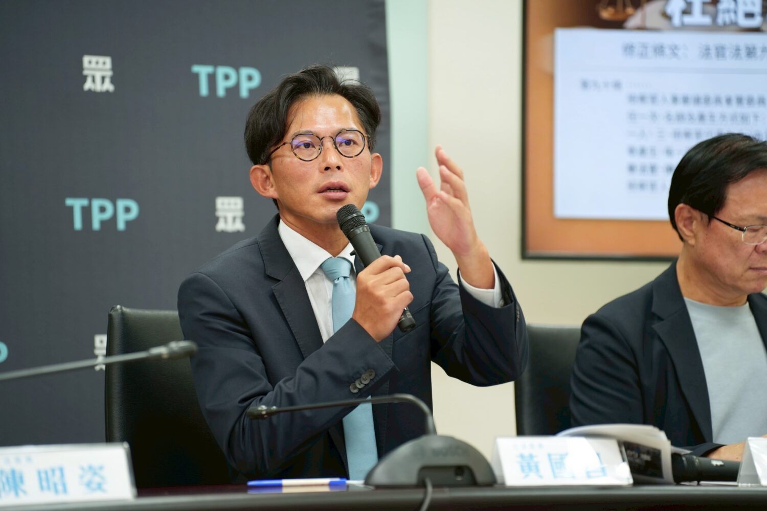 黃國昌批評卓內閣違法濫權，例如《新住民基本法》雖已通過，但保障新住民權益、將組織法制化的《新住民組織法》卻是能拖就拖。(圖／民眾黨團)