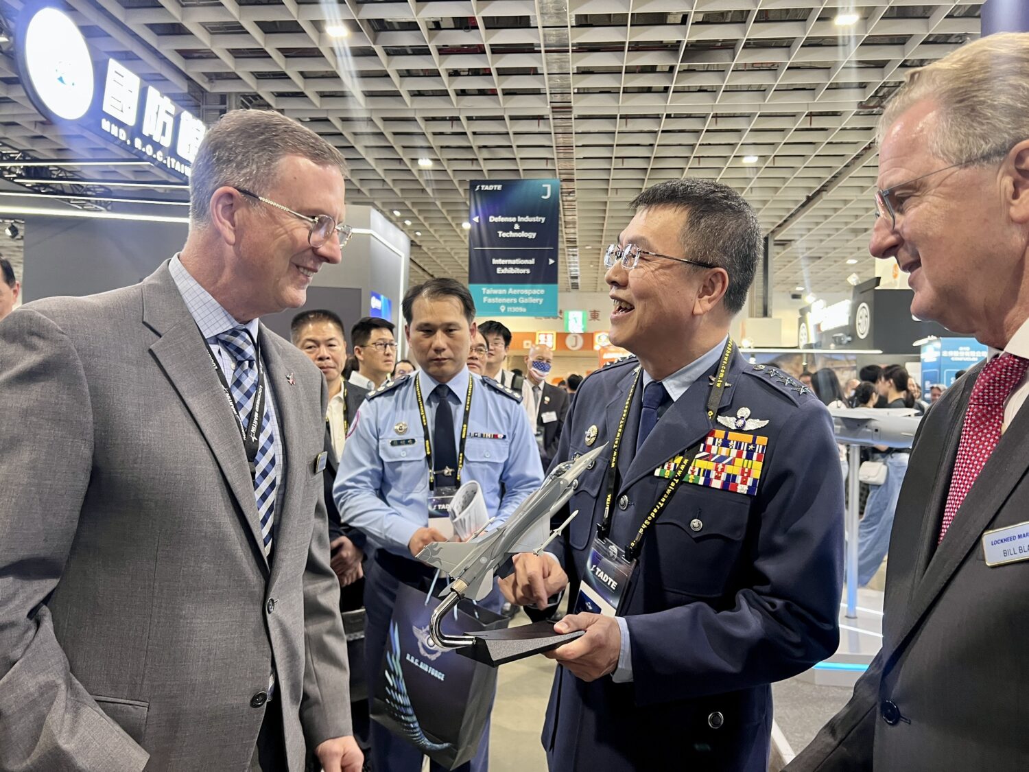 空軍司令鄭榮豐上將,聽取航太國防相關資訊簡報。(記者/司徒 攝)