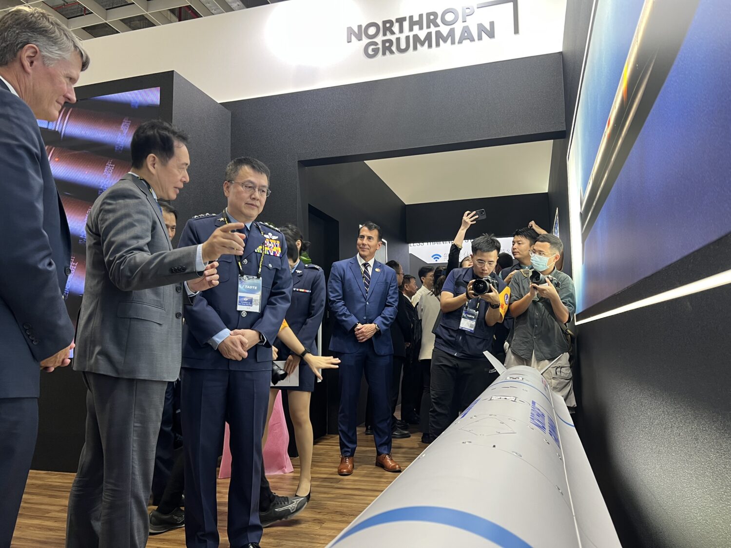 空軍司令鄭榮豐上將參觀「臺北國際航太暨國防工業展」。(記者/司徒 攝)