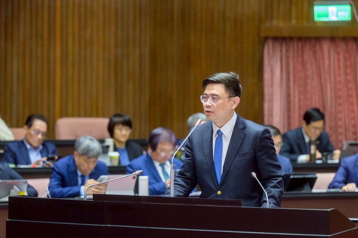 ▲立委賴瑞隆於立法院質詢時強調，已送出《土石採取法》修法版本，針對盜採砂石行為祭出最高5億元重罰、每日連續罰千萬元，並全面沒入違法機具，展現強硬態度守護水土安全。