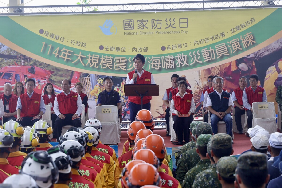 ▲賴總統前往「114年國家防災日大規模震災/海嘯救災動員演練」現場視導,慰勉防救災人員的辛勞與貢獻。