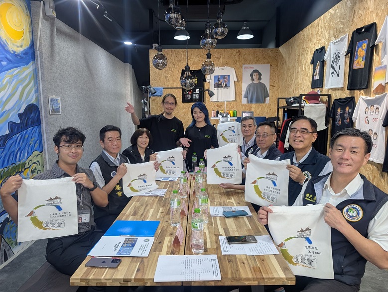 ▲移民署副署長陳建成(右4)率中區事務大隊大隊長徐靜儒(右3)、臺中市第一服務站主任王驥(右2)，偕同陸委會參事楚恆惠(左3)、海基金會顧問張峯青(左2)等人拜會來自香港的吳海文夫妻一起製作充滿愛與温度的手提袋。