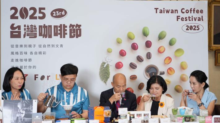 ▲縣長張麗善同台韓國瑜院長直播宣傳台灣咖啡節。(記者劉春生攝)