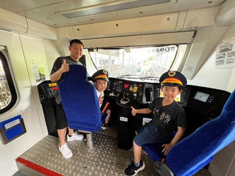 ▲EMU900 型列車導覽。