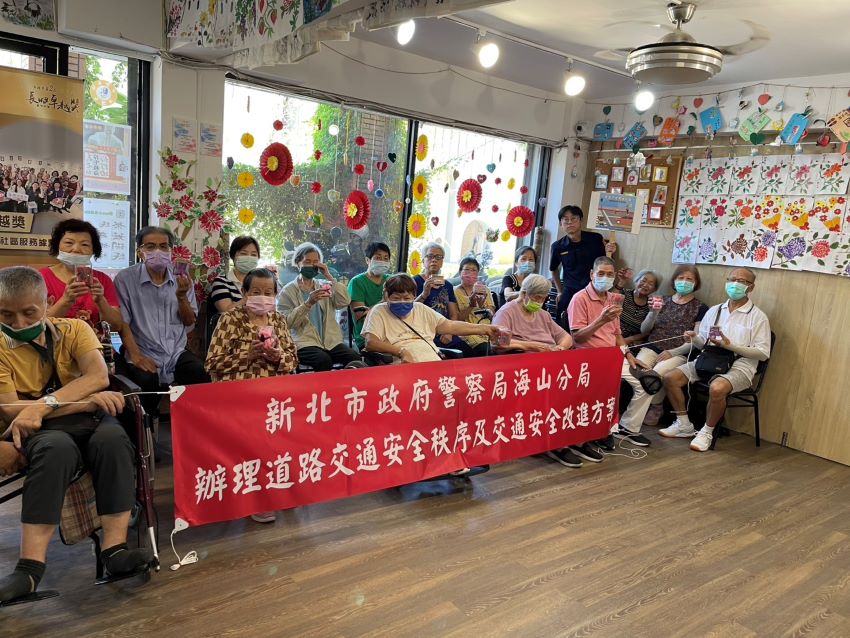 交通安全人人有責 海山警宣導長者注意事項 1 《圖說》海山分局深入社區日照中心,針對高齡長者進行交通安全宣導,提升長者用路安全意識,落實人本交通理念。〈海山分局提供〉