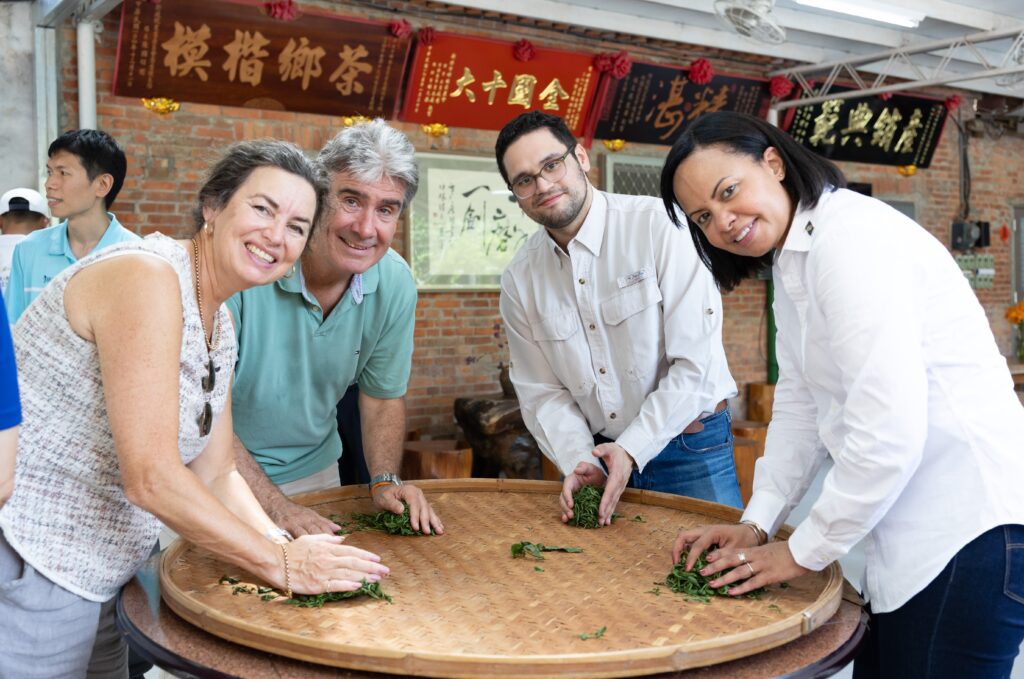 駐臺使節走訪坪林茶鄉之旅 深度體驗臺灣秘境