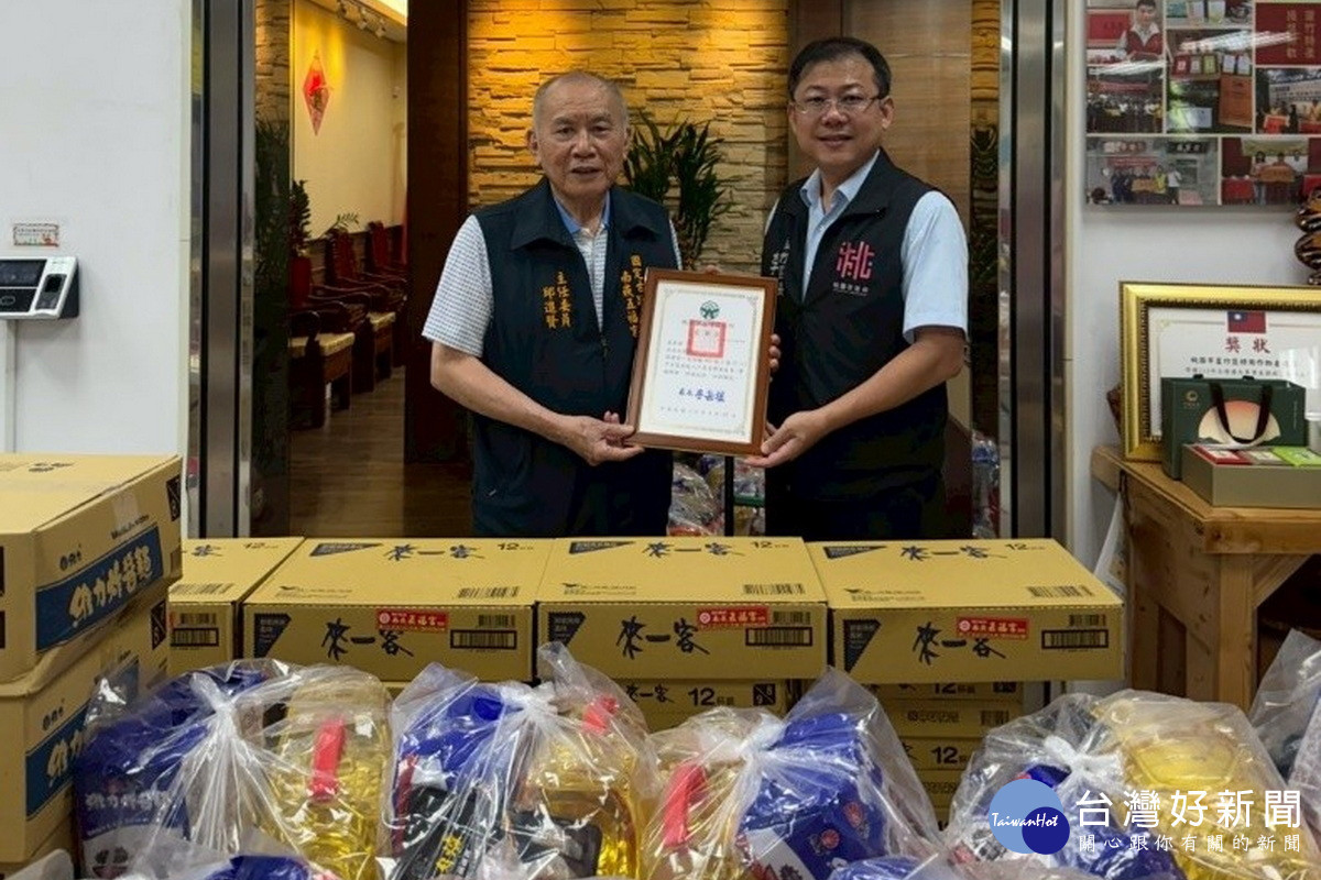 蘆竹區長李岳壇致贈感謝狀予捐贈單位南崁五福宮。