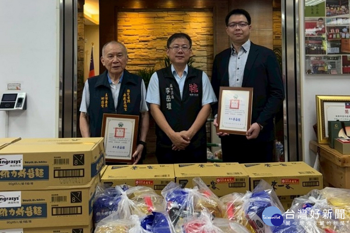 蘆竹區長李岳壇區長致贈感謝狀予捐贈單位南崁五福宮、鴻佰科技股份有限公司代表並合影。