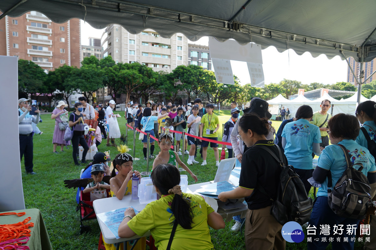 臺中市民廣場化身城市生態樂園,民眾熱情參與,共享國際賞鳥生態嘉年華氛圍。