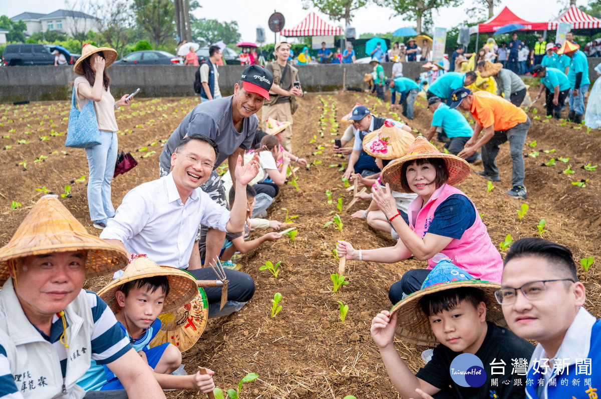 桃園市副市長蘇俊賓於「114年平鎮農畜產好食節」活動中一起下田種菜。<br /><br />