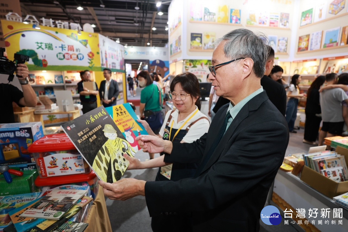 李遠部長再次走訪臺灣國際兒少書展各個展位,邀請大家把握最後一天逛書展、買好書。<br /><br />