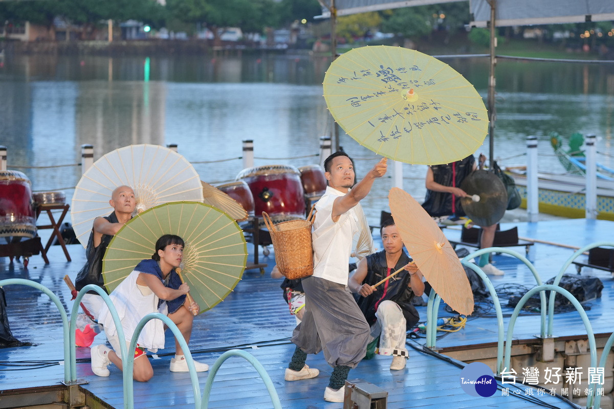 莫比斯圓環創作公社帶來4幕沉浸式劇場「大池乘光」,完美詮釋客家文學脈絡。<br /><br />