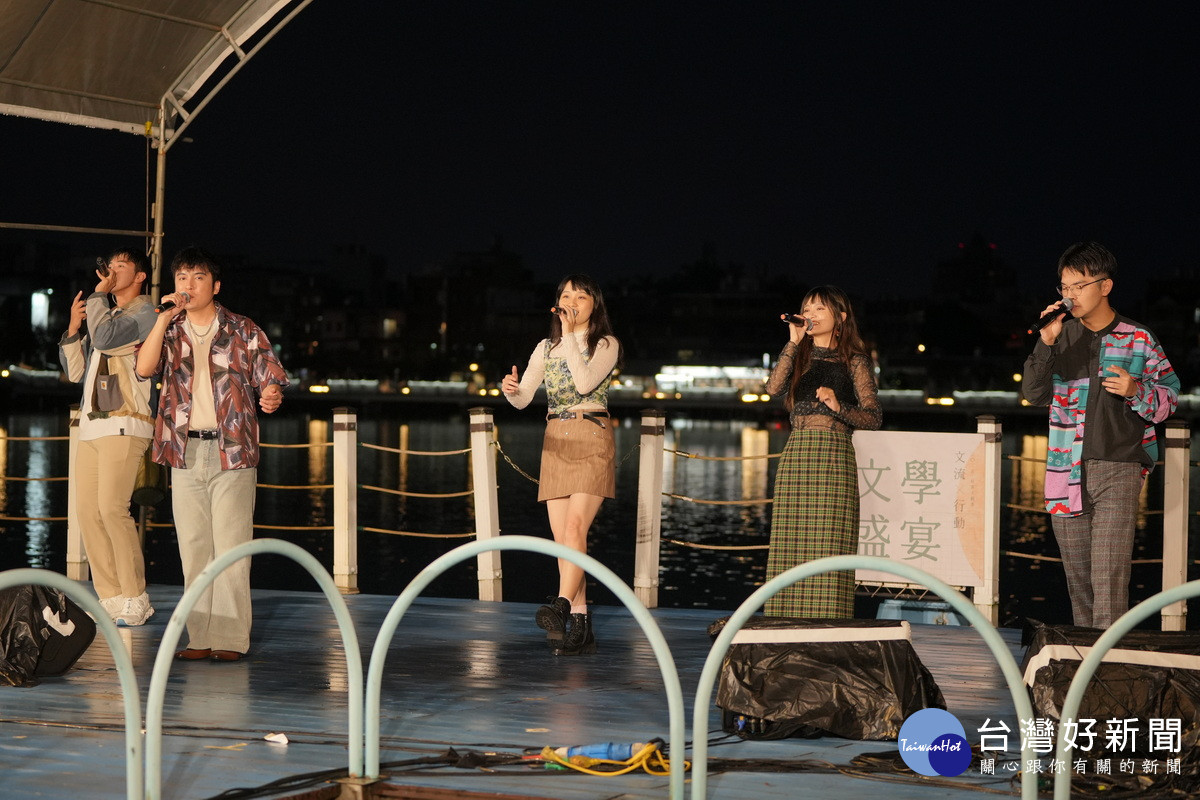 留聲樂團以融合古典與流行的人聲表演,以「魯冰花」曲目帶民眾重回客家文學記憶。<br /><br />