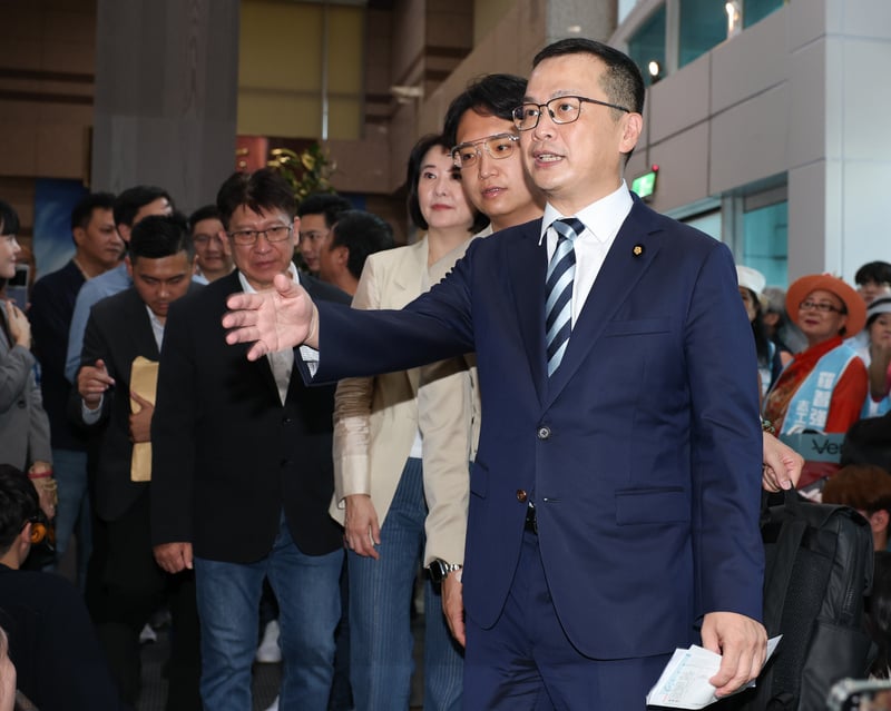 已登記參選國民黨主席的立委羅智強(前),20日宣布提告曹興誠。中央社