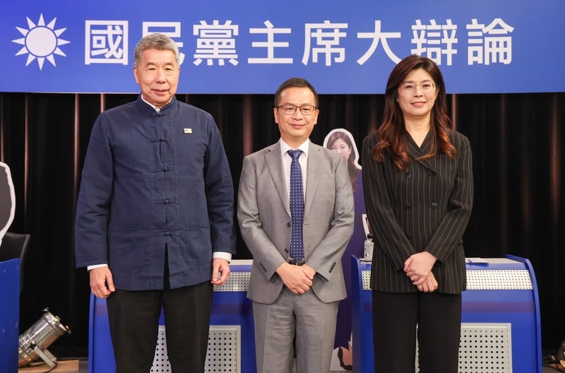 中天新聞20日下午舉辦「國民黨主席大辯論」,邀請黨主席候選人鄭麗文(右起)、羅智強、張亞中與郝龍斌參與,不過郝龍斌未出席。中國時報提供