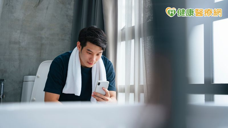 上廁所邊滑手機？研究：痔瘡風險增近5成！醫籲「短影音看兩則就好」