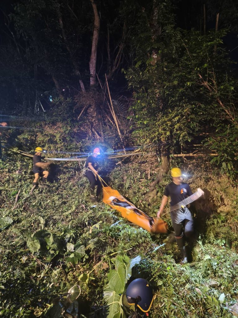 鳶山步道山難驚魂!警騎機車載救難員搶救 44歲男子順利脫困送醫