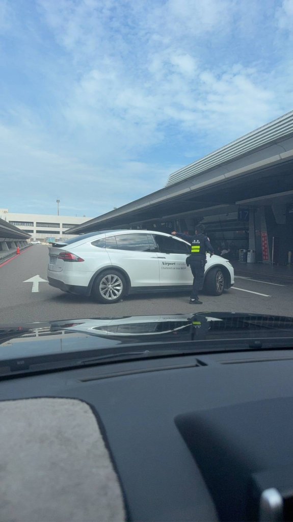 影／桃園機場驚傳槍響　警朝特斯拉連開多槍