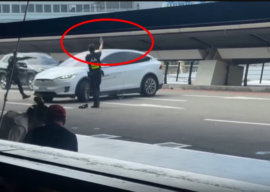 桃園機場驚魂!白色特斯拉拒檢暴衝 警連開8槍逮人女乘客遭輾傷