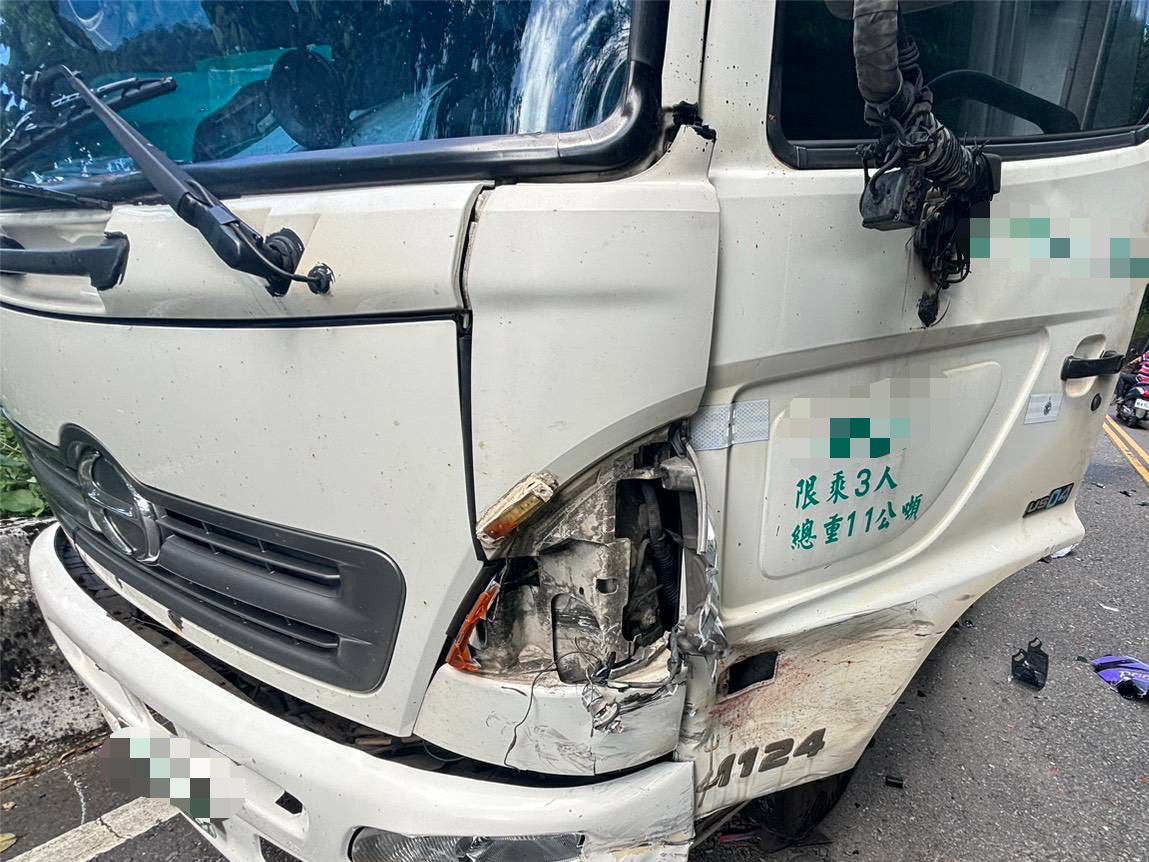 王男駕駛的大貨車。