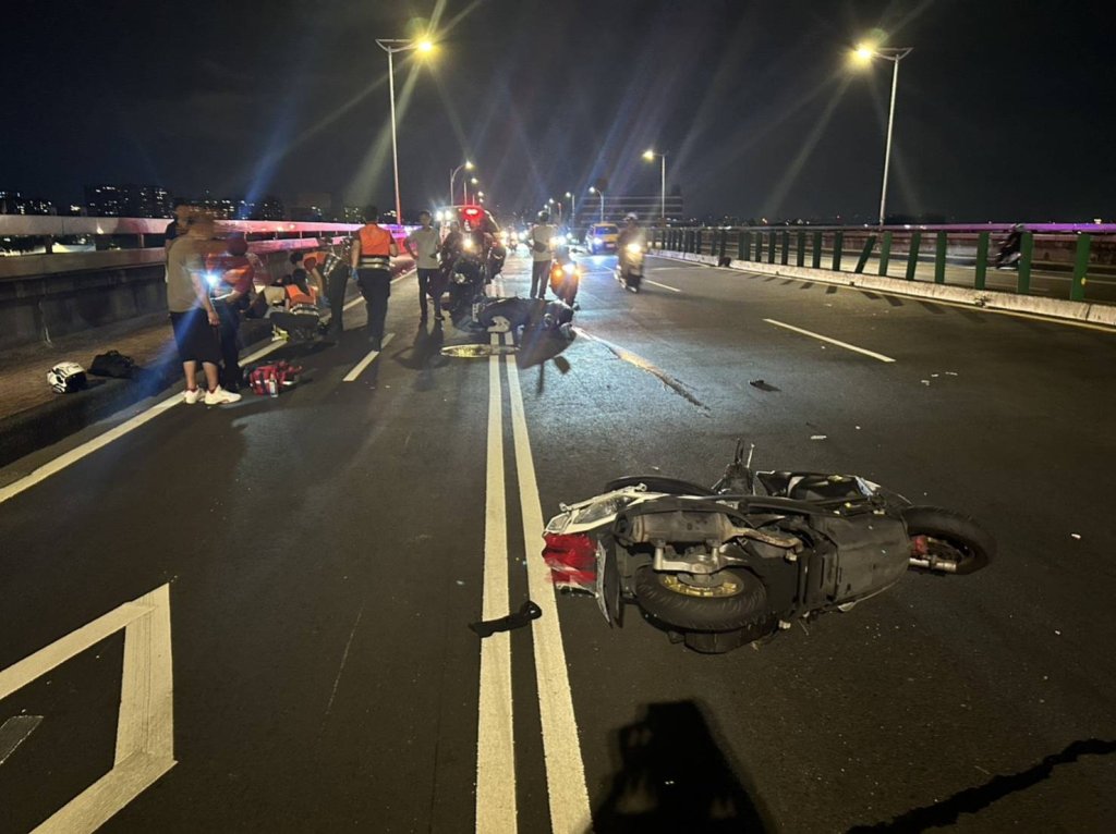 北市民權大橋5車連環追撞!6人受傷送醫