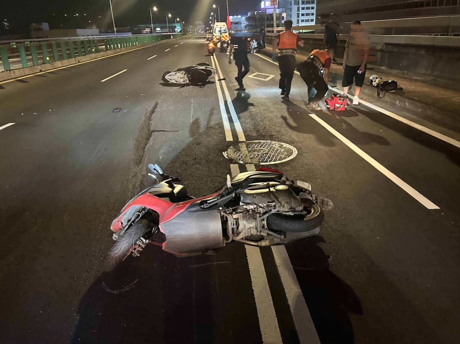 台北市內湖區民權大橋上,昨(19)日晚間22時許發生連環車禍。